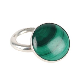 Jytte Kløve: A 'Nodding Malachite' ring of sterling silver. Ring size 58.