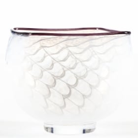 Baltic Sea Glass. Skål af glas med hvid ornamentik og violet kant
