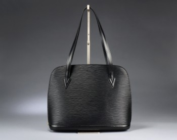 Louis Vuitton. Lussac. Skuldertaske af sort Epi læder