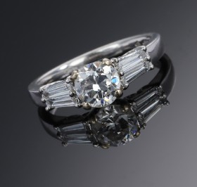 Klassisk diamantring af 18 kt. hvidguld, i alt ca. 1.74 ct.