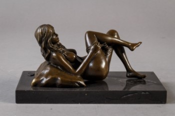 Bronzeskulptur, erotisk ung kvinde