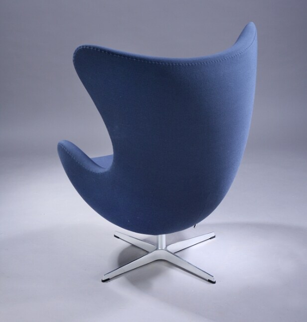 Arne Jacobsen. Ægget. Lænestol samt skammel, model 3316 og 3127 (2) Denne vare er sat til omsalg under nyt varenummer 5584754