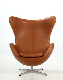 Arne Jacobsen. Lænestol, Ægget'  model 3316 i 'Grace' /valnød læder 'Brown Label' , Returdrej.