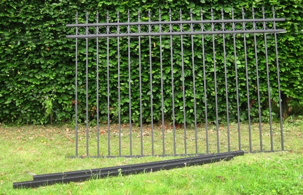 Hegn med spir og stolper - Aluminium - Højde 160 cm. Bredde ca. 9,8 mtr 