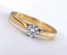 Feu Diamonds. Solitairering i 18 kt. guld med GIA-certificeret diamant, 0.29 ct., E/VS