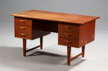 Dansk møbelproducent. Fritstående skrivebord, teaktræ