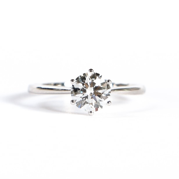 Solitaire ring af 18 kt. hvidguld med laboratorieskabt brillantsleben diamant, 1.06 ct.
