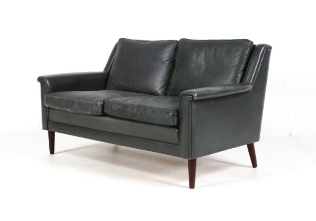 Dansk møbelproducent. To-pers. sofa, grønt læder