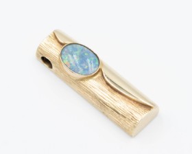 Pendant of 14 kt gold adorned with oval-shaped opal