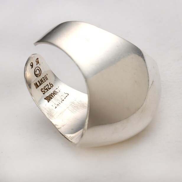Bent Knudsen, Kolding. Contemporary ring and pendant with chain in sterling silver (3)