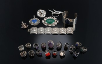 En samling smykker af sterlingsølv og sølv med forskellige smykkesten (24)