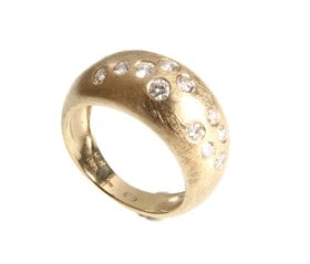 Bred brillantring af 14 kt. guld, i alt ca. 0.36 ct. Str. 53