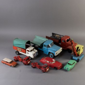 Samling ældre legetøjsbiler af metal og plast (9)
