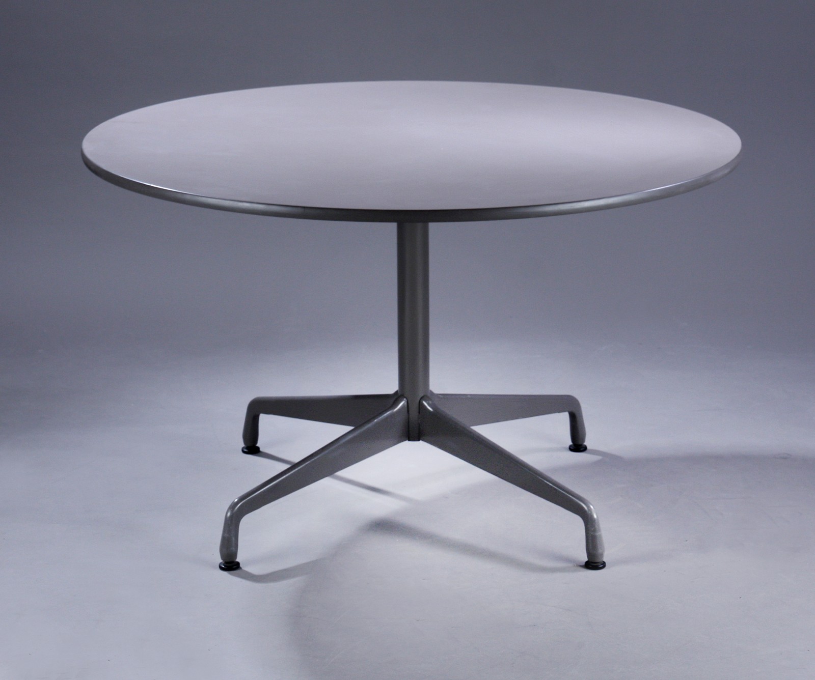 Charles og Ray Eames. Vintage 'Segmented Table', rundt bord, Ø 121 cm ...