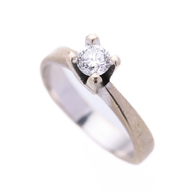 Flemming Kjerulff: A diamond solitaire ring of 14k white gold, approx. 0.45 ct. TW/VS. Size 55