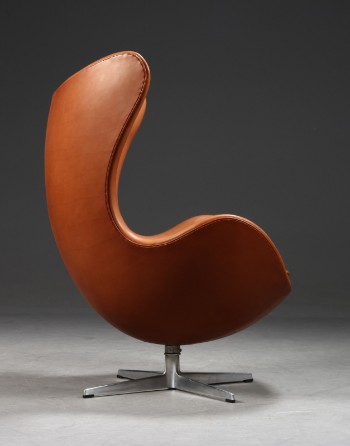 Arne Jacobsen. Ægget. Lænestol / hvilestol, model 3316, nybetrukket