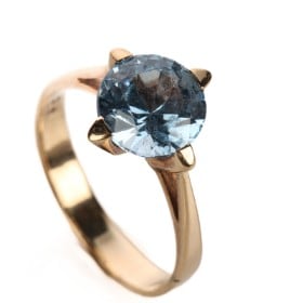 202317729A - B. Hertz. Guldring af 14 kt med syntetisk spinel, Str 51,5