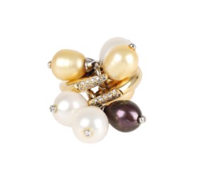 C. H. Bredahl: A pearl and diamond ring of 18k gold. Ring size 53.