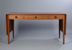 Hans J. Wegner. Skrivebord af teak og eg, model 'AT-305'