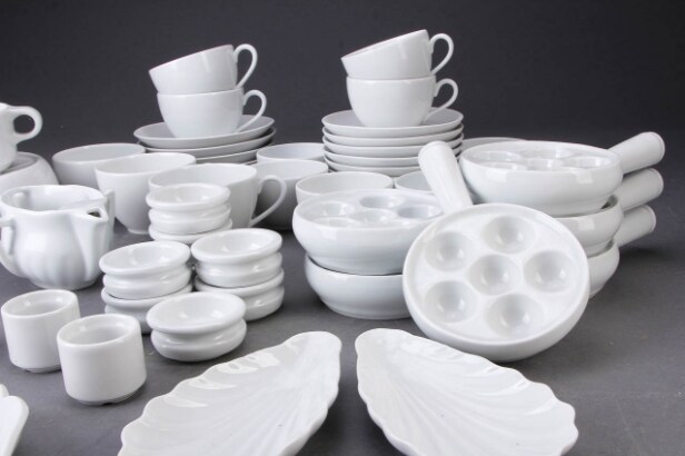 Pillivuyt. Stel af porcelæn (57)