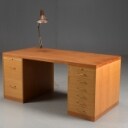 SKM skrivebord af teak og eg samt tilhørende arkitektlampe (2) Denne vare er sat til omsalg under nyt varenummer 5351876