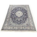 Persian Nain with medallion. 286 x 192 cm.