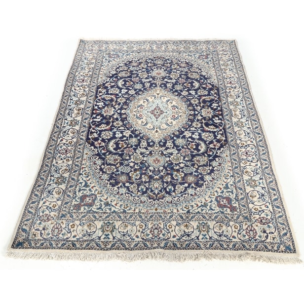 Persian Nain with medallion. 286 x 192 cm.