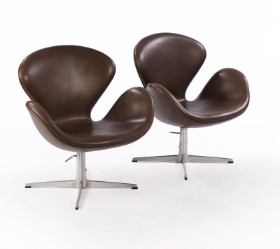 Arne Jacobsen. Et par 'Svaner' i læder, model 3320 (2)