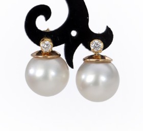 A pair of 18 kt South Sea pearl and diamond earrings. gold (2)