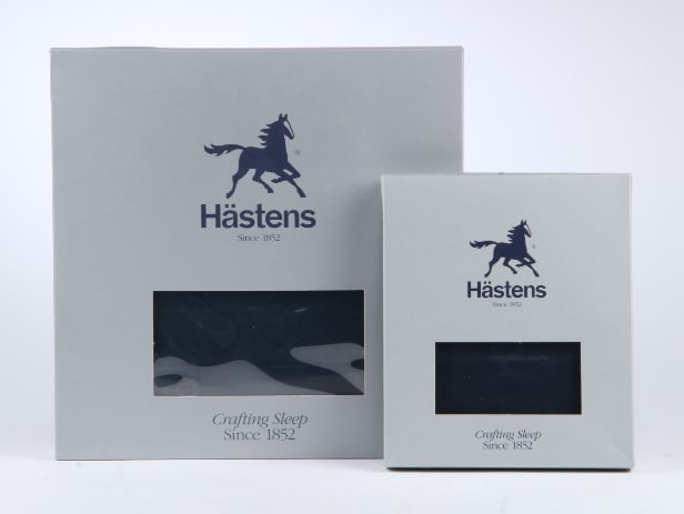 127. Hästens. Dynebetræk og hovedpudebetræk, Satin Pure Navy, hhv. 155x220 og 50x90 cm (2)