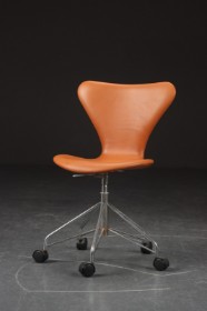 Arne Jacobsen. Kontorstol model 3117, cognacfarvet læder