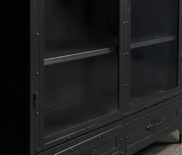 Vitrineskab i metal. Rustikt look. Industrielt design