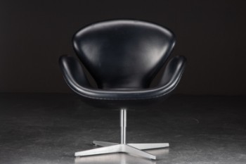 Arne Jacobsen. Svanen. Lænestol model 3320, sort læder med red label