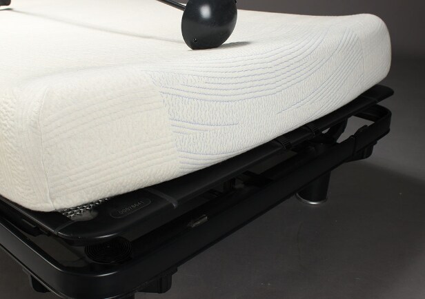 Auping, elevationsseng, sidebord samt lampe