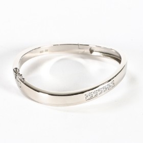 Randers Silver. Bracelet made of sterling silver in a slightly curved design, adorned with 6 faceted cubic zirconia