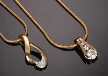 To halskæder af forgyldt sterlingsølv med vedhæng af 8 kt. guld. (2)