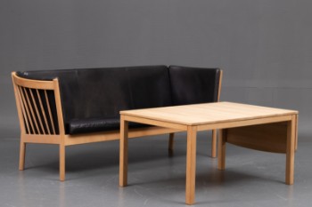Erik Ole Jørgensen. Tre-personers sofa model J 149 samt sofabord (2)