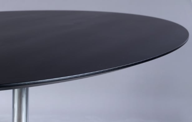 Florence Knoll. Spisebord/konferencebord, oval plade af sortlasseret træ.