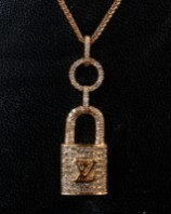 diskriminerende omfatte mini Louis Vuitton. Halskæde med lås af 18 kt. guld med diamanter 0.52 ct. -  Lauritz.com