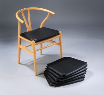 Hyndesæt til Hans J. Wegners Y- stol. Sæt på seks vendbare hynder, betrukket med sort læder. (6)