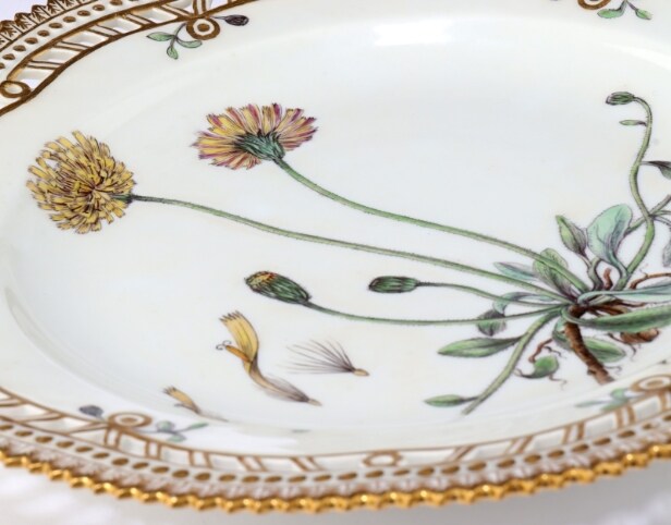 Royal Copenhagen. 'Flora Danica' tallerken af porcelæn, Juliane Marie-mærket