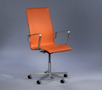 Arne Jacobsen. Oxford kontorstol, mellemhøj ryg, lys cognacfarvet anilin læder