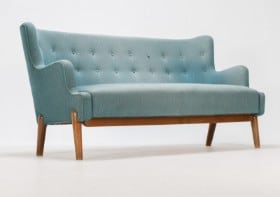 Eva & Nils Koppel. Fritstående sofa, med blåt origianalt uldbetræk,  opsat på udvendige ben af teaktræ. 1950erne