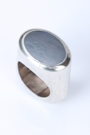 Andreas Mikkelsen: Hæmatit ring af sterlingsølv. Ringstr. 52.