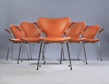 Arne Jacobsen. Et sæt på seks armstole Syveren, model 3207, lys cognacfarvet anilin læder. (6)