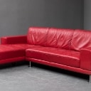 Rød trepersoners lædersofa med chaiselong (2)