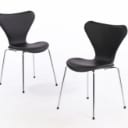 Arne Jacobsen. Et sæt på otte stole 'Syveren', model 3107, sort læder, Ny siddehøjde 46,5 cm. (8)