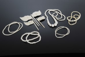 En samling smykker af mammut- og hvalrostand. (9) - Lauritz.com