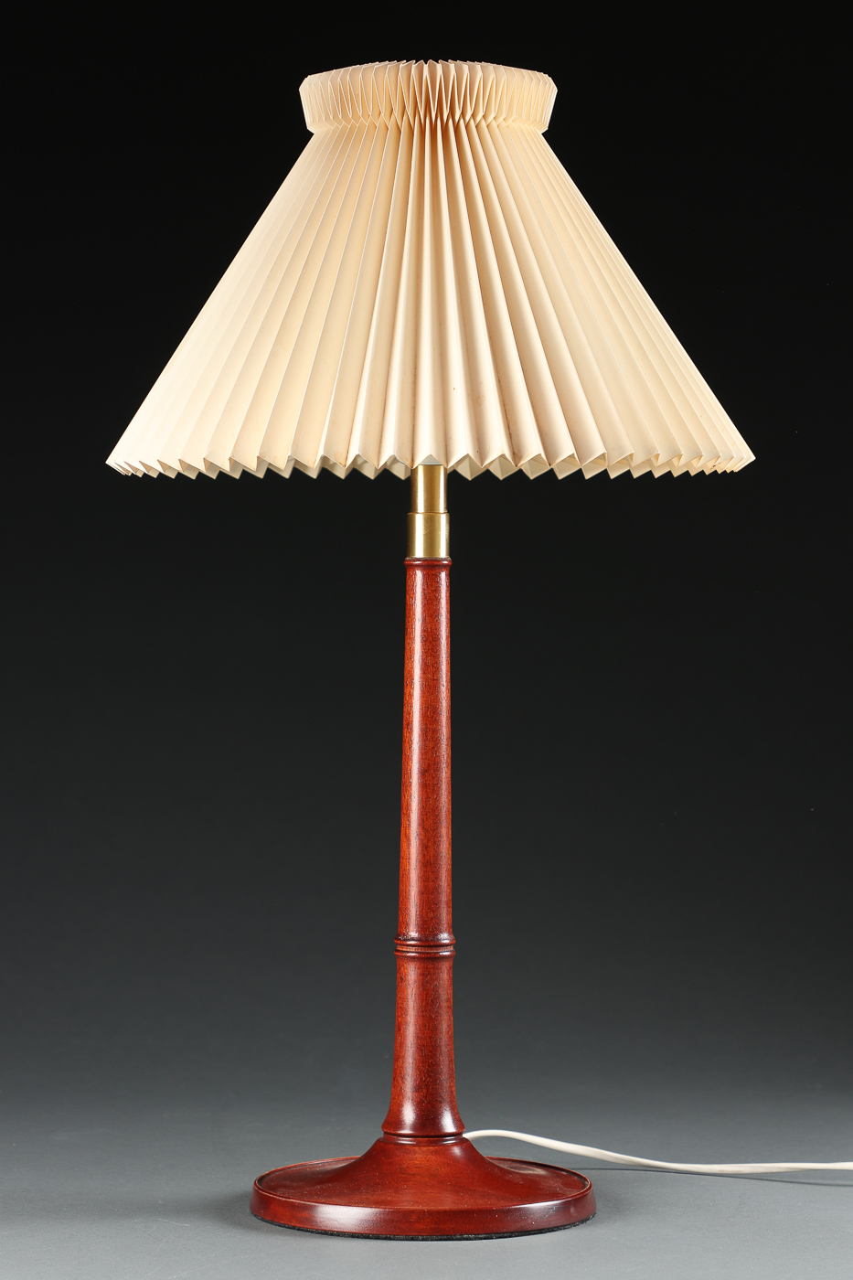 Verdensvindue fure krone Esben Klint. Bordlampe af mahogni, model 327 | Barnebys