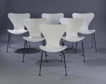 Arne Jacobsen. Sæt på seks stole syveren , model 3107, hvidlaseret. (6)